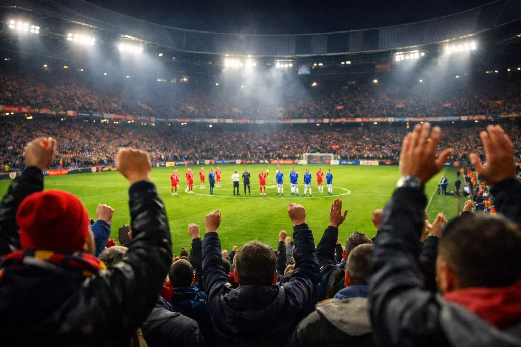Voetbalstadion met supporters tijdens een wedstrijd in de avond